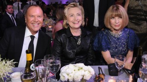 Michael Kors, Hillary Clinton, y Anna Wintour durante la premiación / Crédito: Getty Images, hollywoodreporter.com